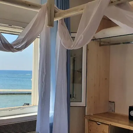 Lo Scoglio Szálloda